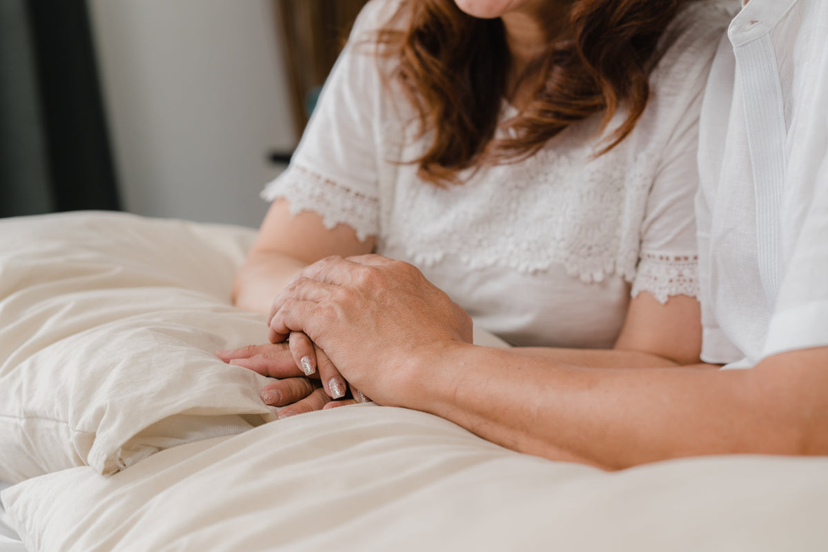 Pareja madura abrazada en la cama