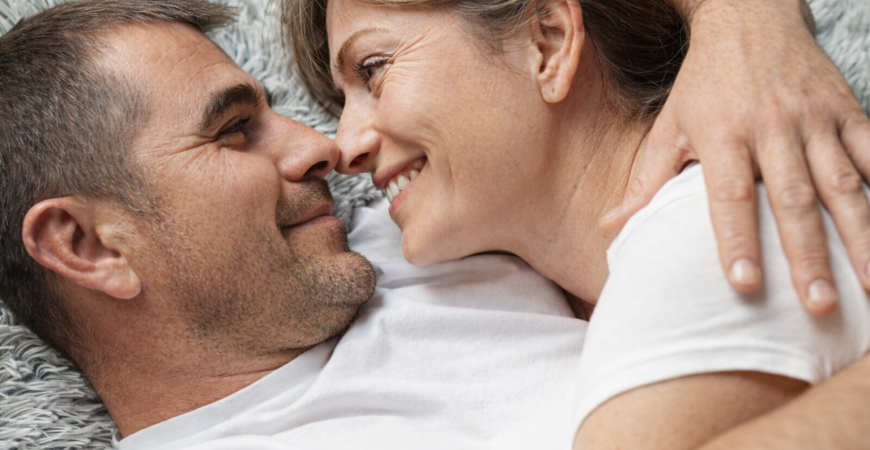 Pareja madura mirándose cariñosamente
