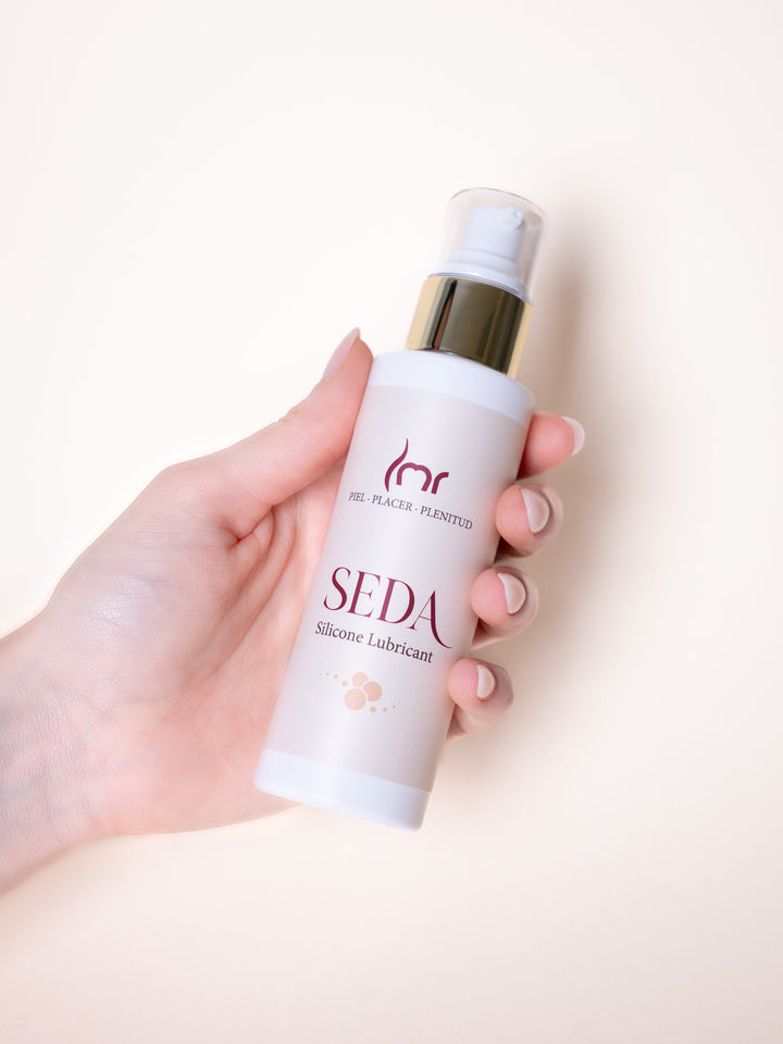 Envase de Seda Silicona sostenido en la mano