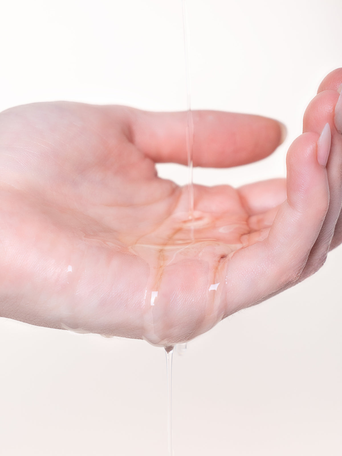 Textura del Aceite Sensual deslizándose sobre la piel