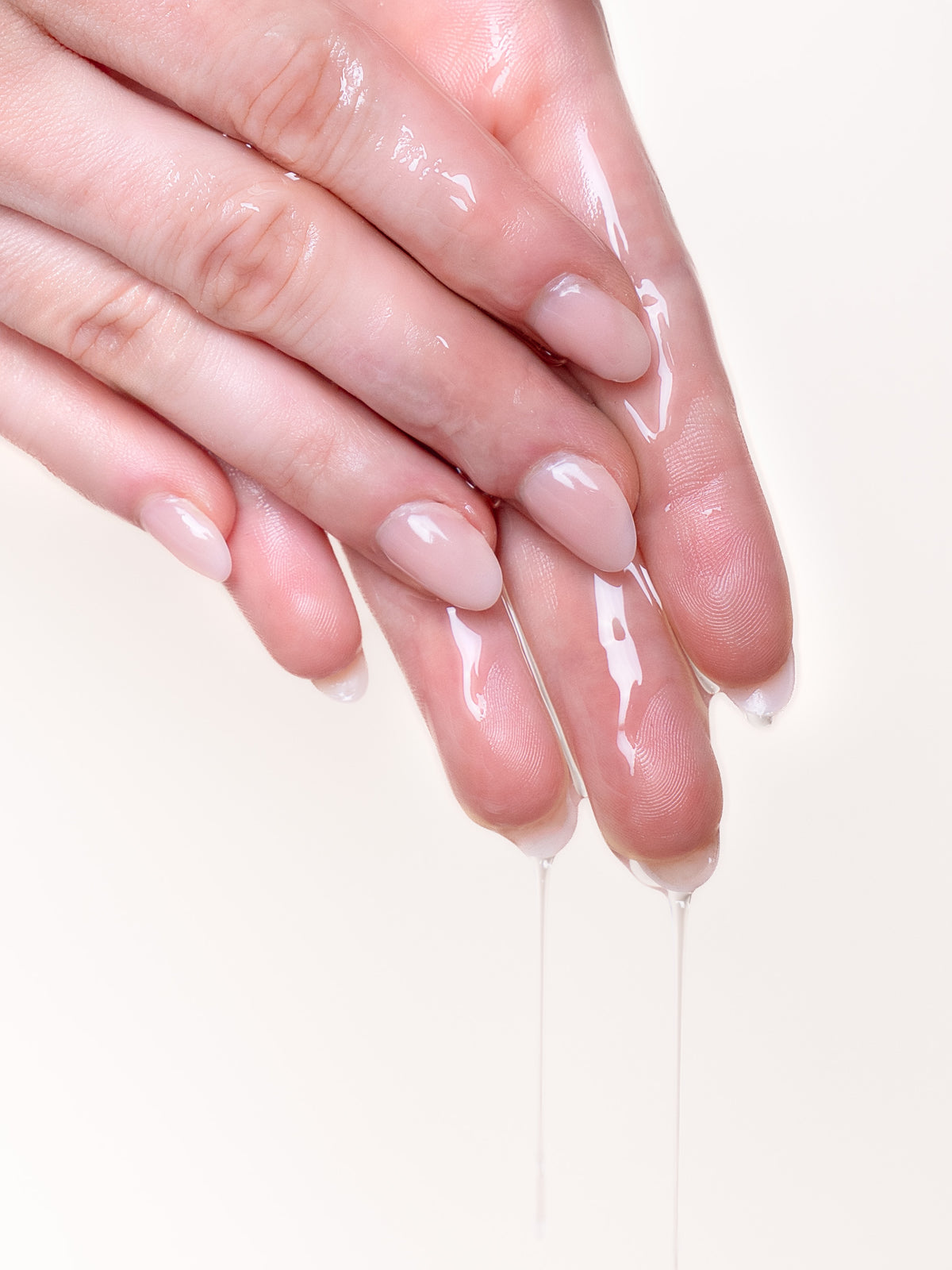 Textura del Aceite Relax deslizándose entre dedos de una mujerl