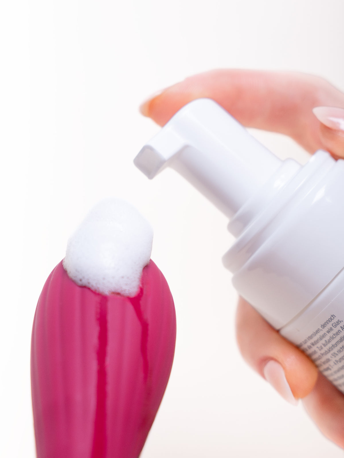 Espuma higienizante Pjur Care aplicada sobre un accesorio