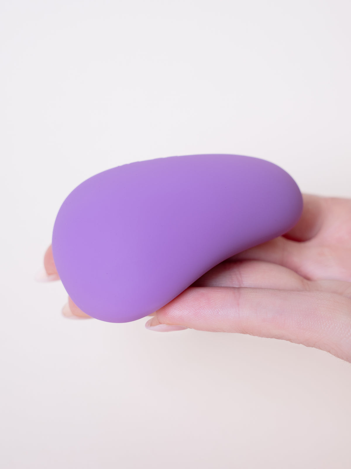 Sweetie morado sostenido en la mano