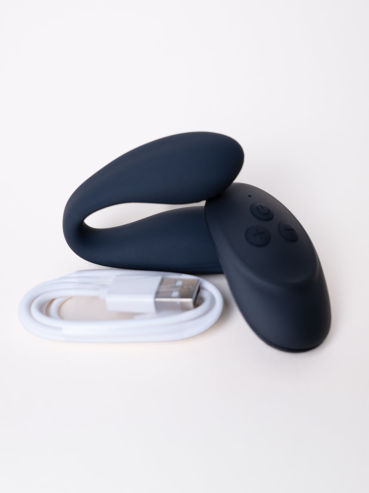 Detalle del vibrador Delight negro con mando y cable USB