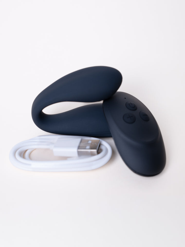 Detalle del vibrador Delight negro con mando y cable USB