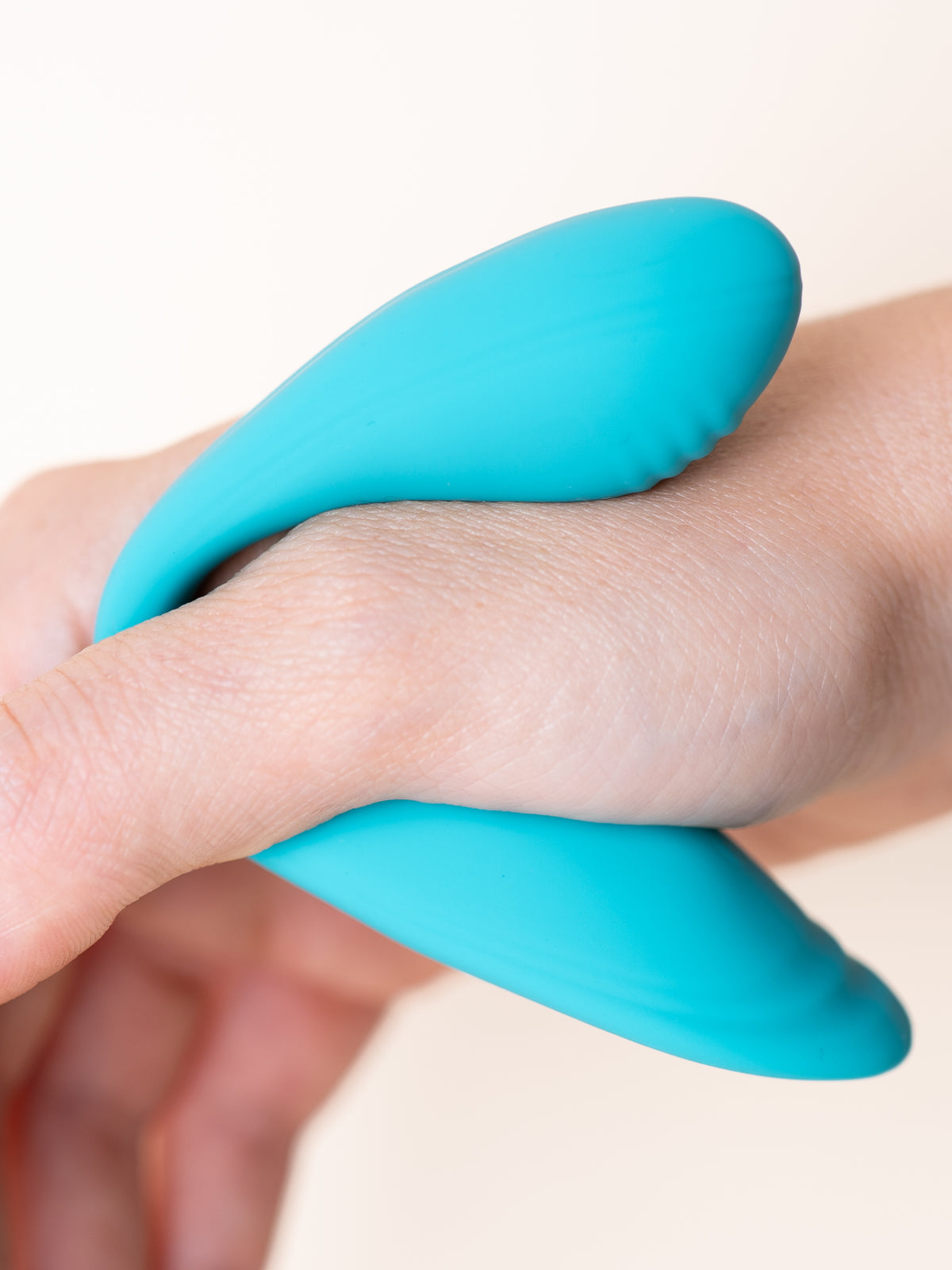 Delight turquesa flexible sostenido en la mano