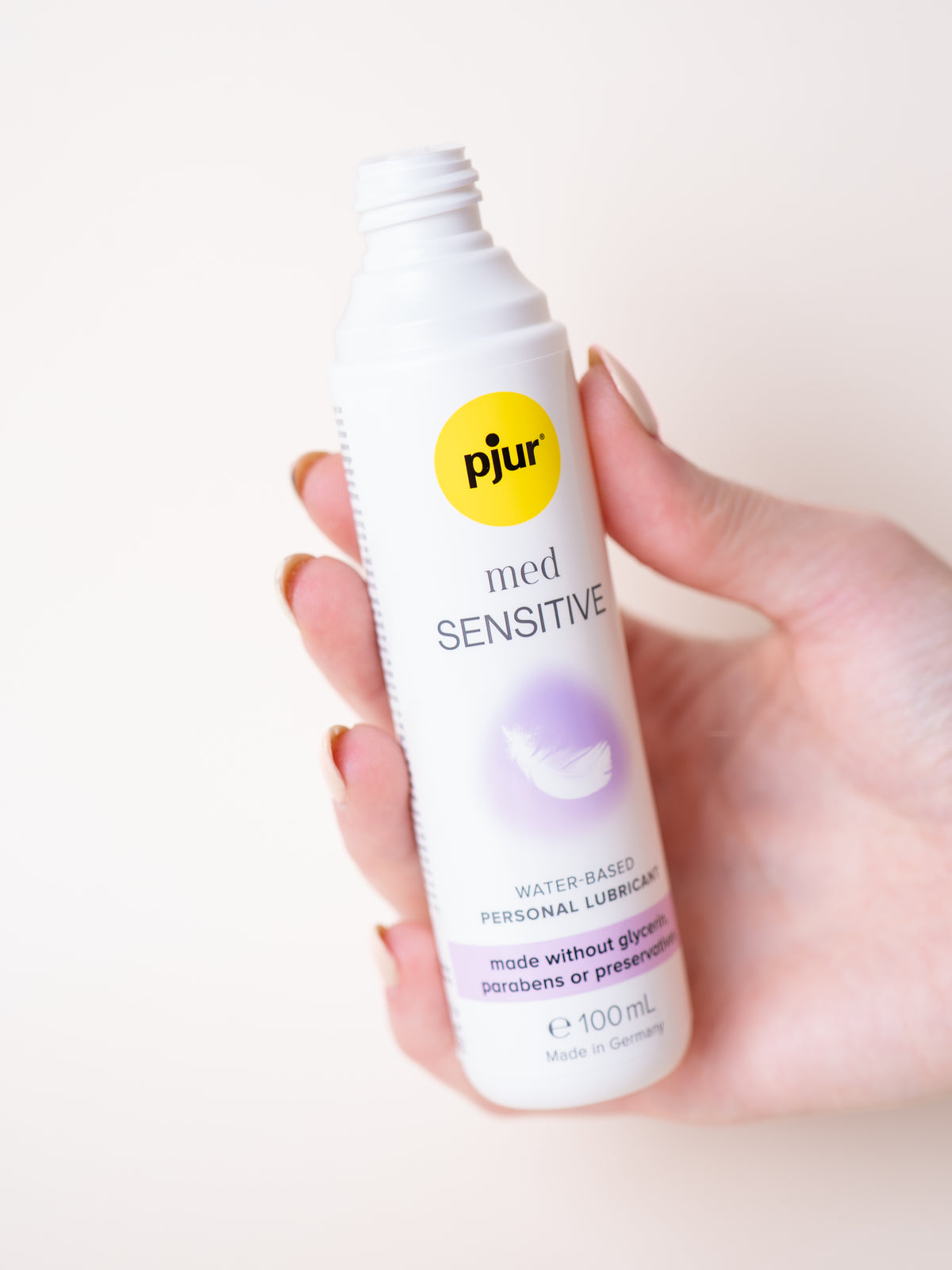Pjur Med Sensitive sostenido en la mano