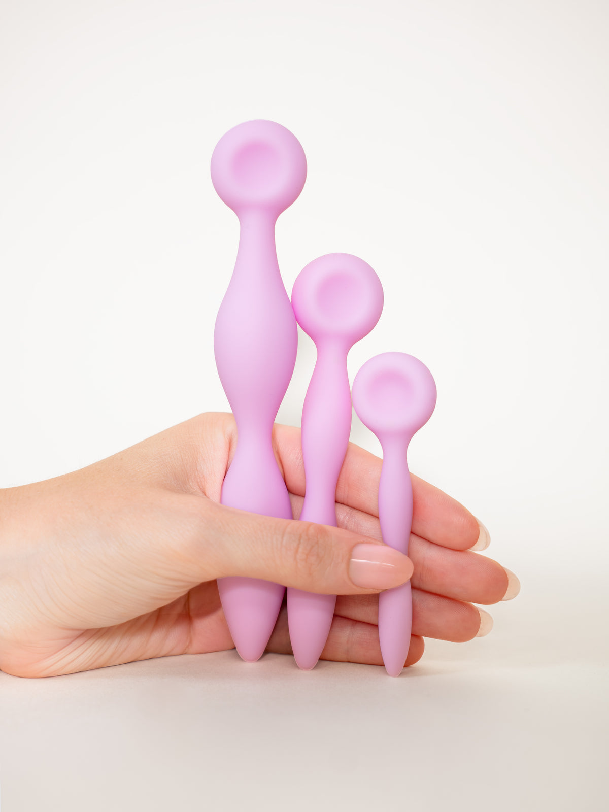 Dilatador Intimrelax sostenido en la mano para ver su tamaño