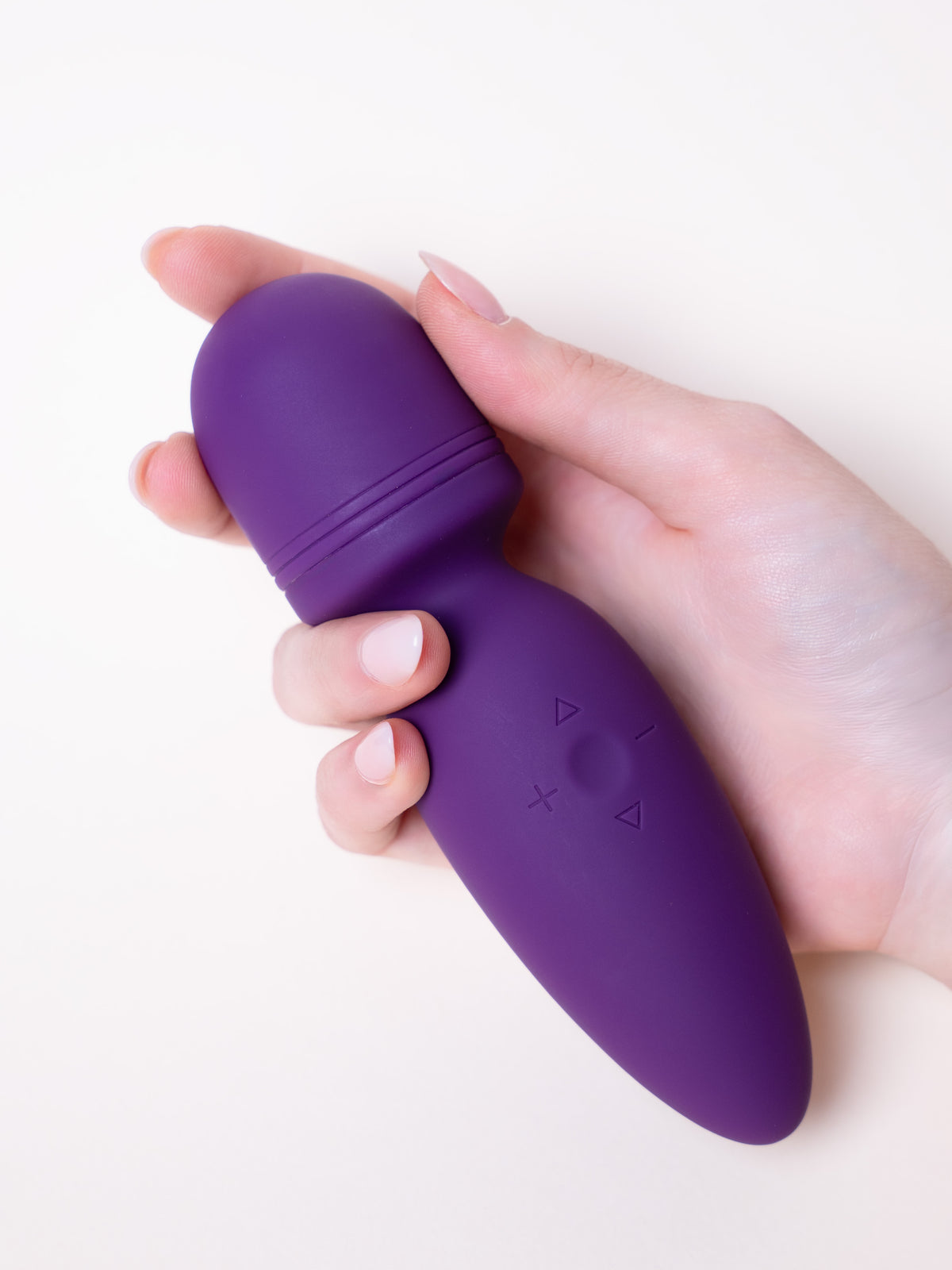 Masajeador Soft Wand violeta sostenido en la mano