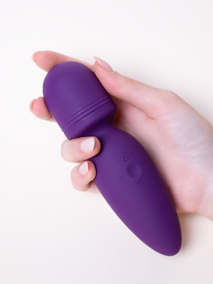 Masajeador Soft Wand violeta sostenido en la mano