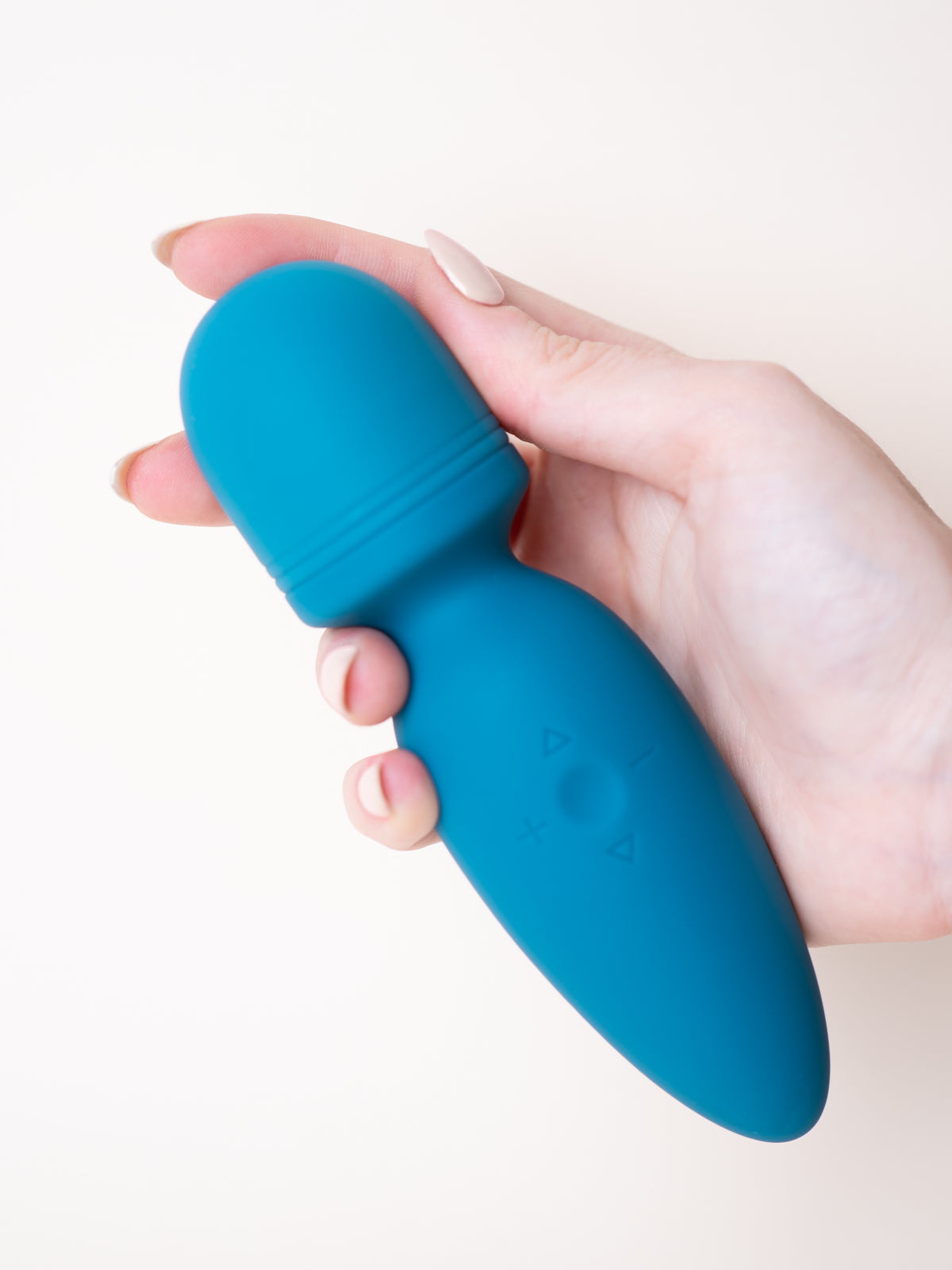 Masajeador Soft Wand turquesa sostenido en la mano