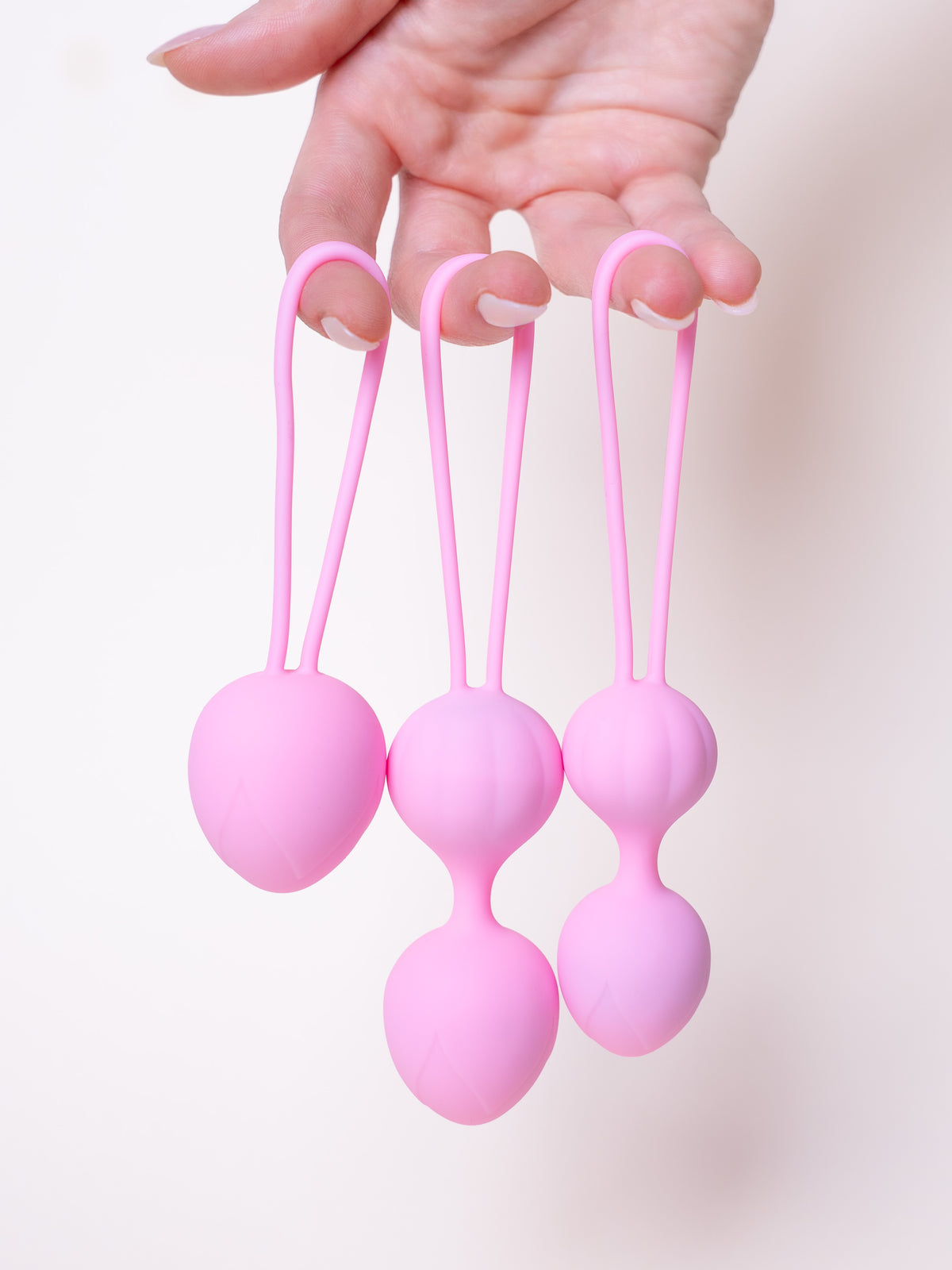 Trio Kegel, colgando individualmente de los dedos