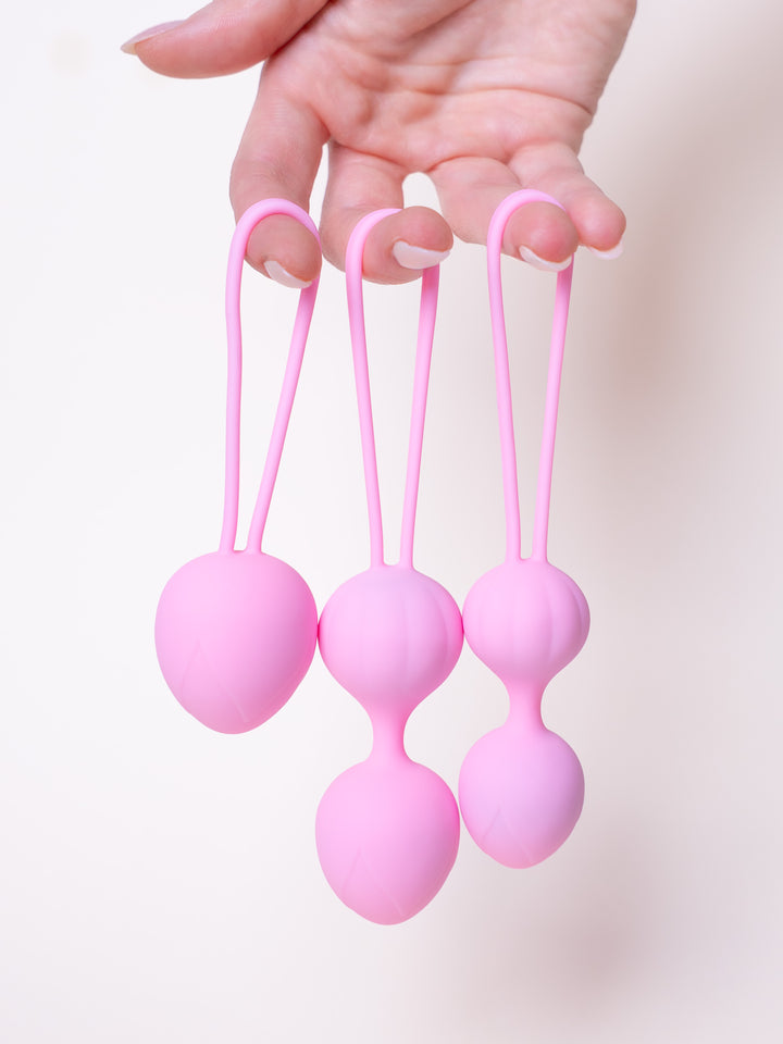 Trio Kegel, colgando individualmente de los dedos